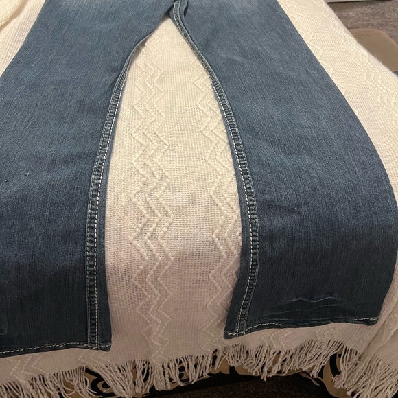 #665. Cache Contour Collection Bootcut Jeans with Embroidery Details. Size 6. - Picture 12 of 14